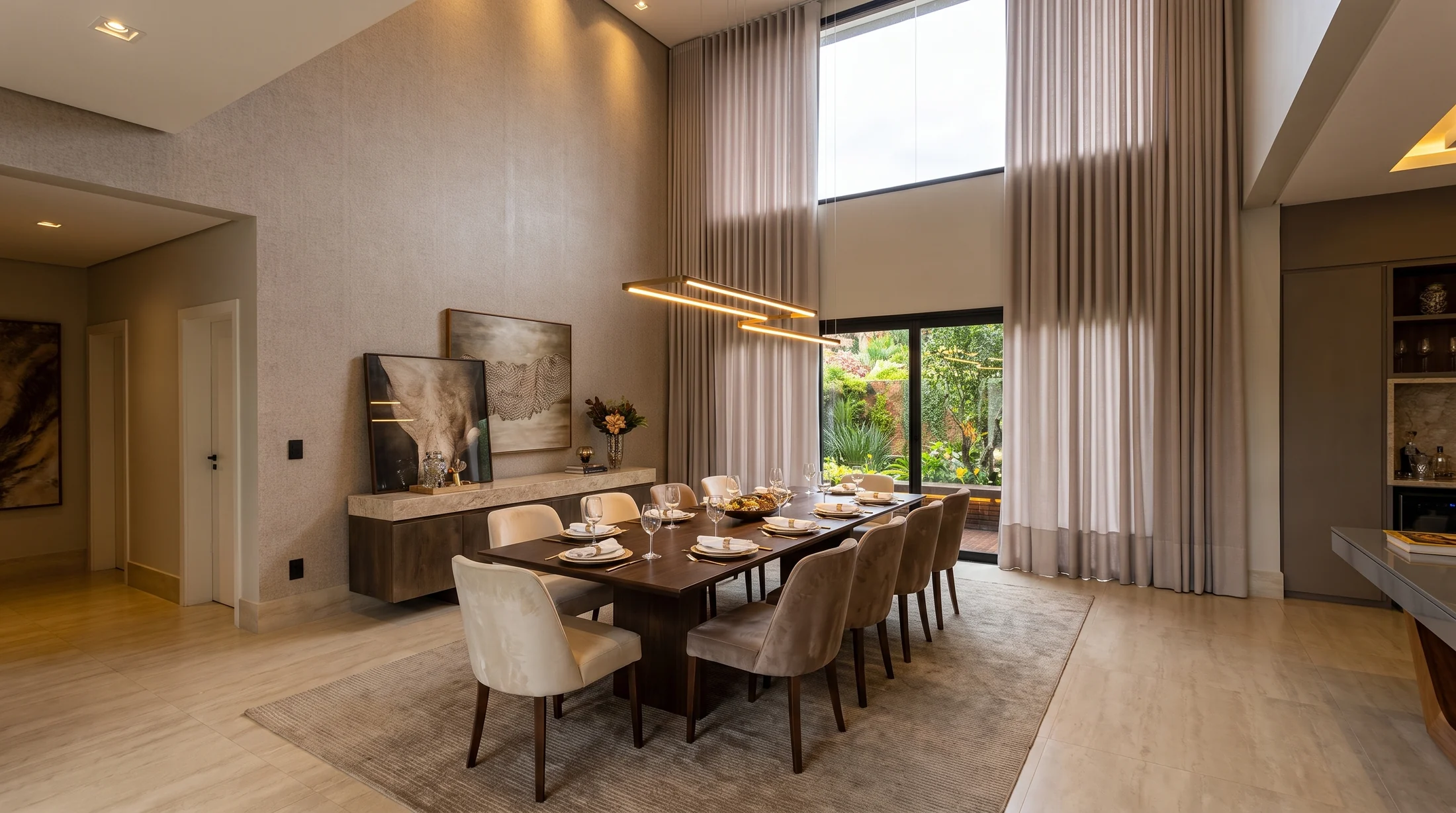 Sala de jantar com cortinas sob medida