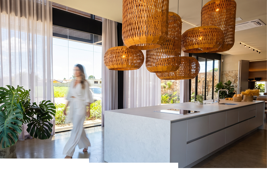 Cozinha contemporânea com cortinas e luminárias naturais