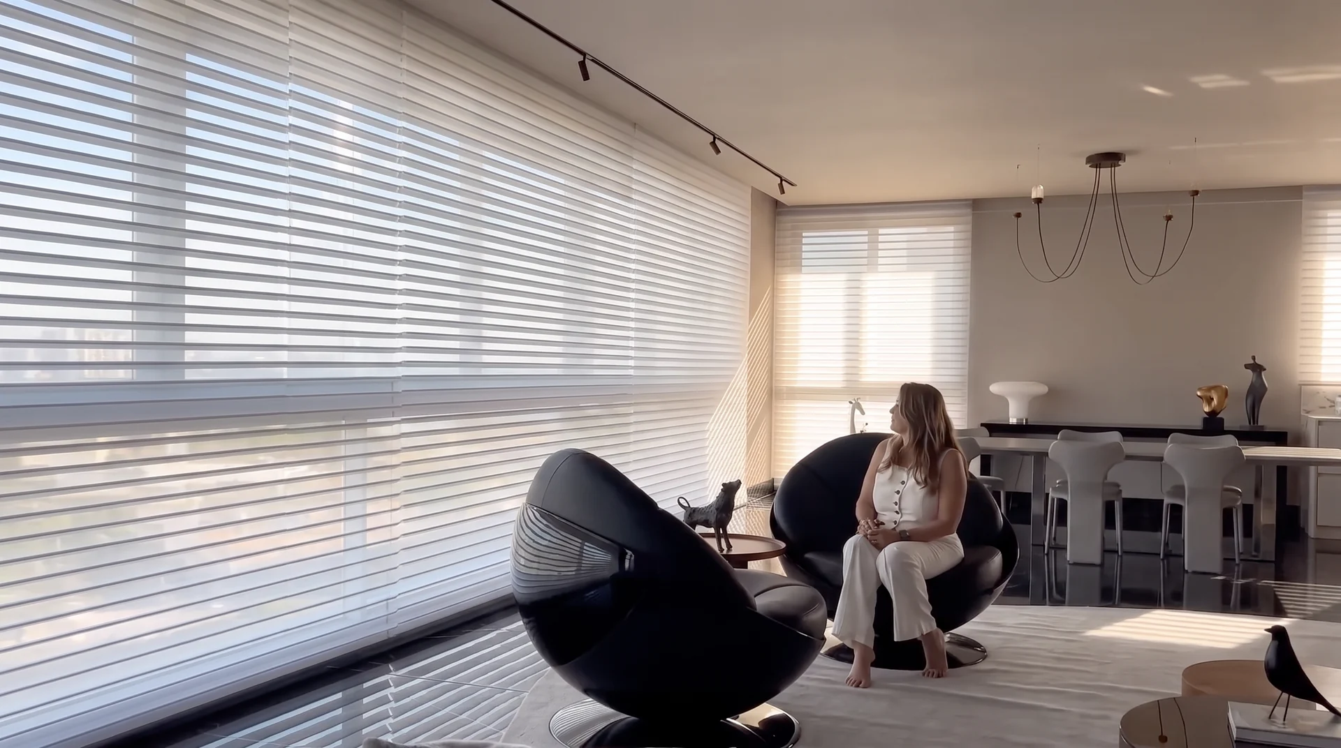 Ambiente com persianas para controle de luz