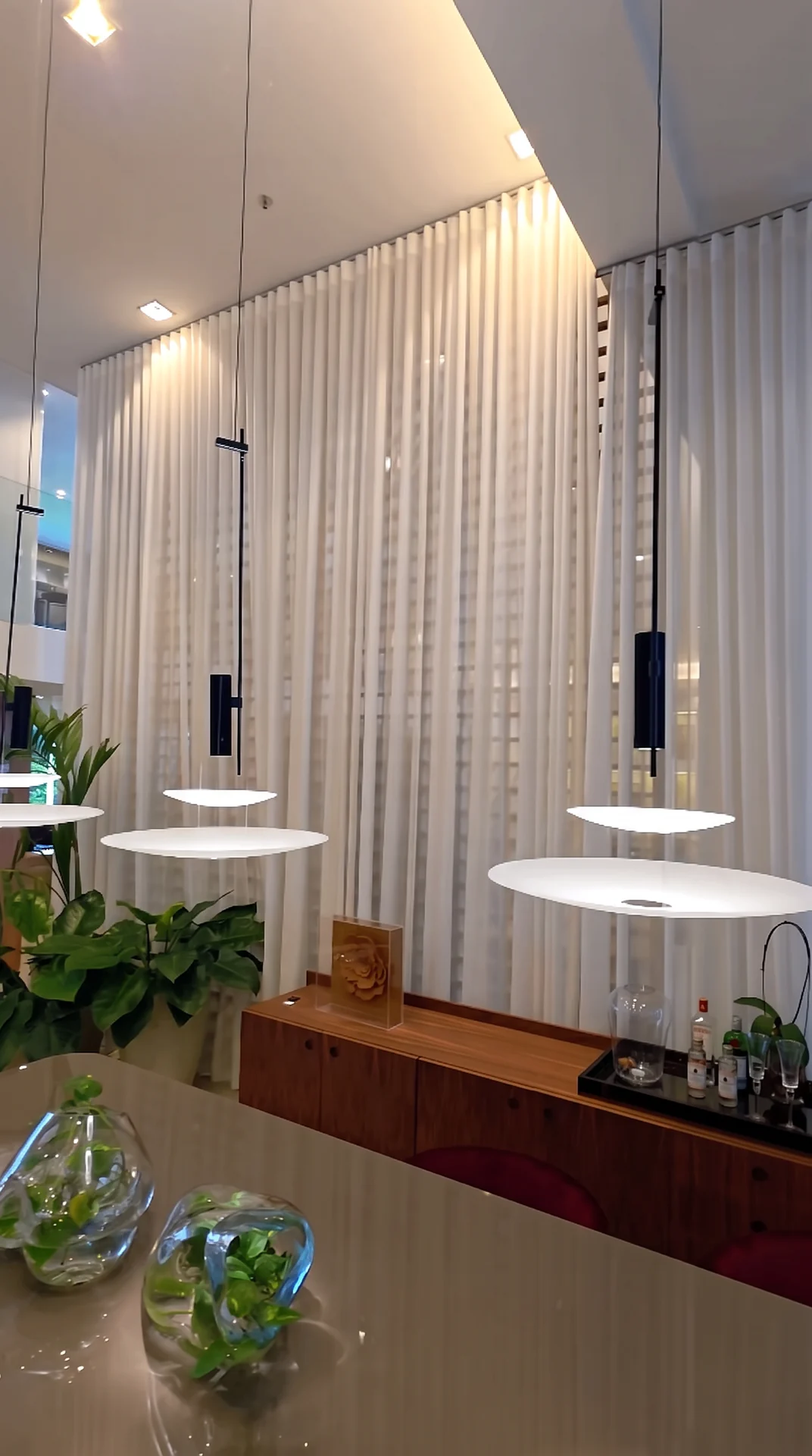 Ambiente com solução de iluminação e cortinas